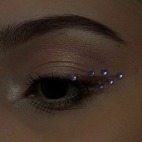 Cassie Eye Makeup Euphoria, Subtle Euphoria Makeup, Cassie Euphoria Inspired Outfits, Diamenciki Makeup, Cassy From Euphoria Makeup, Cassie Euphoria Makeup Looks, Rhinestones Makeup Look, Cassie Makeup Euphoria, Simple Euphoria Makeup