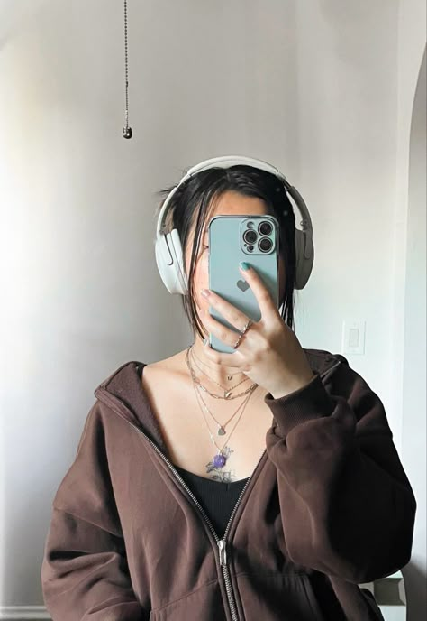 necklace stacking, jade necklace, bose headphones, headphone aesthetic, blue phonecase, blue iphone case, silver jewelry, silver necklace stacking, brown jacket, brown hoodie, mirror selfie, bose qc45 Bose Over Ear Headphones, Headphones Aesthetic Selfie, Headphone Selfie Ideas, Silver Headphones Aesthetic, Bose Qc45 Outfit, Bose Qc45 Aesthetic, Blue Headphones Aesthetic, Selfie With Headphones, Bluetooth Headphones Aesthetic