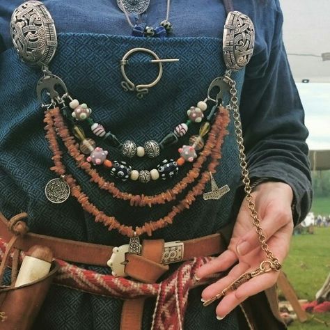 Credit: borghild_haralddottir on instagram Viking Glass Beads, Viking Costume Female Diy, Viking Witch, Norse Clothing, Norwegian Jewelry, Viking Cosplay, Celtic Clothing, Viking Garb, Ren Faire Costume