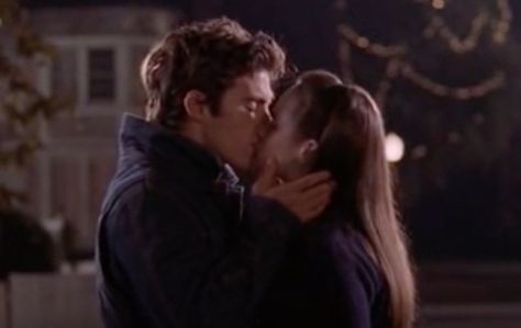 FAVORITE KISS OF THE WHOLE SERIES!! Not gonna lie, I cheered when I watched this scene. (Plus the way he says "Come here" before she leaves<3) Jess Gilmore, Gilmore Girls Jess, Estilo Rory Gilmore, Gilmore Guys, Rory And Jess, Jess Mariano, Celebrities Fashion, Milo Ventimiglia, Quotes Wallpapers