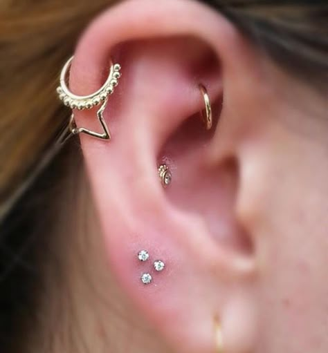 Triangle lobe piercing Triangle Lobe Piercing Triple, Triangle Ear Lobe Piercing, Cool Lobe Piercings, Ear Piercings Triangle, Multiple Lobe Piercing Ideas, Constellation Lobe Piercing, Triangle Piercing Lobe, Ear Lobe Piercings Triple, Lobe Piercings Ideas