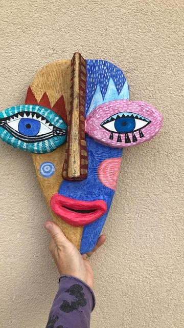 Osa Rosti ART on Instagram: "The many steps of making a wall mask in a short reel 😁! Actually I didn’t put in all of the steps (forgot to film some 😆)…anyway it’s quite a long process but a super fun one! 💜💜💜 This wall mask will hopefully be available in my Etsy shop in the beginning of this coming week 🙌 #mixedmediaart #papermacheart #makingart #creating #wallmask #homedecor #funart #colorfulart #painying" Art Masks Ideas Projects, Surf Room Decor, Mask Art, Abstract Face Art, Paper Mache Art, Wall Mask, Kids Art Class, Picasso Art, Cardboard Art