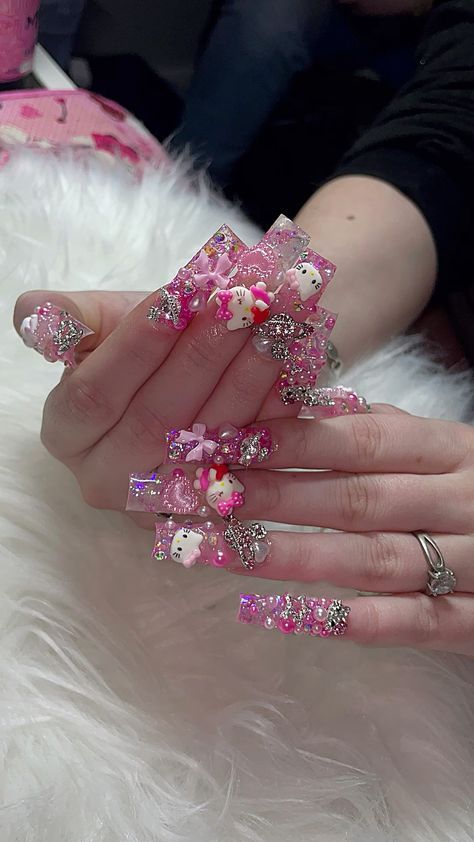 nail art Hello Kitty Nails Acrylic 3d, Pink And White Junk Nails, Yk2 Nails Hello Kitty, Pink Nails With Hello Kitty Charms, Nail Inspo Junk Nails, Kawaii Hello Kitty Nails, Nails With Charms Hello Kitty, Junk Nails Hello Kitty, Hello Kitty Nail Charms