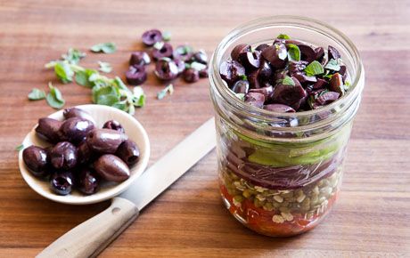 This salad works perfectly as an easy-to-transport, make-ahead lunch in a jar. Sprouted mung beans (look for them on the grocery shelf) are an excellent source of fiber. If you like, add diced red onion or chopped Kalamata olives along with the tomatoes. Feel free to experiment! Lunch In A Jar, Bean Sprout Salad, Mason Jar Lunch, Oatmeal In A Jar, Cauliflower Hummus, Berry Oatmeal, Lunch Inspiration, Sprouts Salad, Make Ahead Lunches