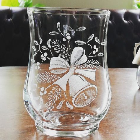 Glass with engraved Christmas decoration Etched Glass Ideas, Glass Etching Ideas, Glass Etching Art, Glass Etching Gifts, Glass Etching Diy, Etching Diy, Glass Etching Projects, Diy Engraving, Handmade Bookmarks Diy