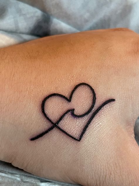 Small Aesthetic Henna Tattoos, Simple Design Tattoo For Women, Tiny Henna Tattoo Simple, Simple Heart Henna Designs, Henna Tatoos Ideas Simple Small, Tattoo Ideas Henna Simple, Wave In Heart Tattoo, Simple Henna Tattoo Aesthetic, Henna Tattoo Designs Simple Aesthetic