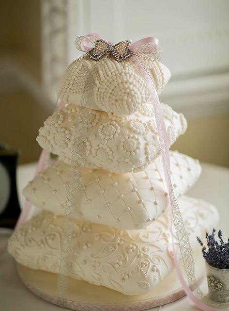 New+Trends+in+Wedding+Cakes | What are the latest wedding cake decorating trends in your industry? Pillow Cakes, Pool Cake, Crazy Cakes, Unique Cakes, Special Cake, Beautiful Wedding Cakes, Gorgeous Cakes, Occasion Cakes, Love Cake