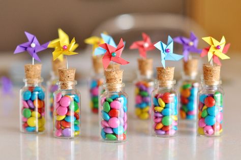 These are so cute! You take a tiny glass jar, full it with chocolate covered sunflower seeds, and cork it off. Then, you make a tiny pinwheel, and attach it with a slightly bent sewing pin! Pinwheels Party, Diy Stocking Stuffers, Advent Calendar Gifts, Diy Stockings, Small Glass Bottles, Stationery Inspiration, Favors Diy, Diy Party, Kids Birthday Party