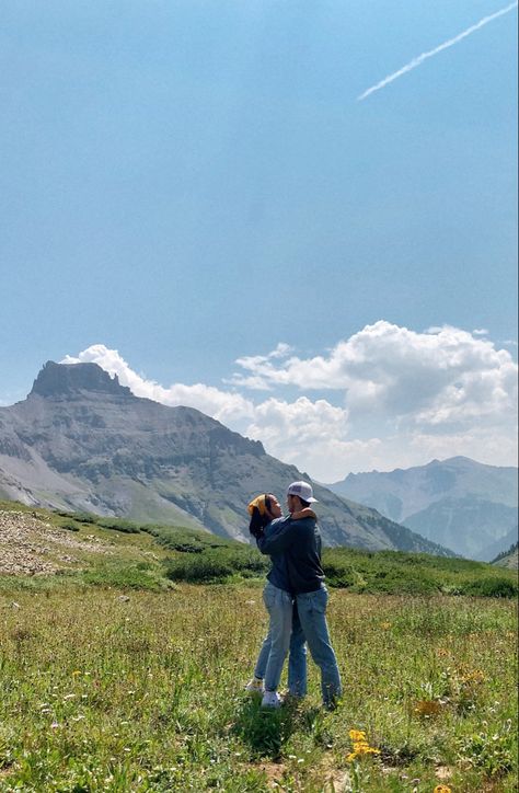 Couple Pic Mountain, Couple Poses Mountain, Couples In The Mountains, Alaska Couples Photography, Mountains Couple Pictures, Couple Hiking Photos, Traveling With Partner, Mountain Couple Aesthetic, Couple Hiking Pictures