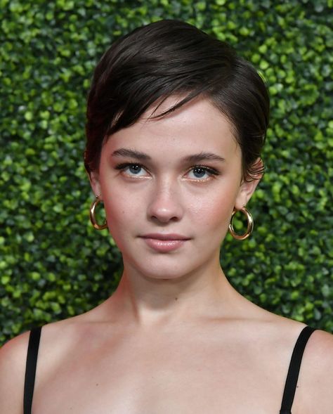 Cailee Spaeny Haircut, Cailee Spaeny Pixie, Feminine Pixie Haircut Oval Face, Cailey Spaeny, Cool Brown Hair, Cailee Spaeny, Gq Men, Hair Essentials, Celeb Style