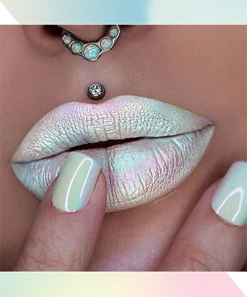 Holographic Lipstick, Holographic Lips, Septum Piercing Jewelry, Metallic Makeup, White Holographic, Lip Art Makeup, Septum Piercings, Lip Stud, Lipstick Art