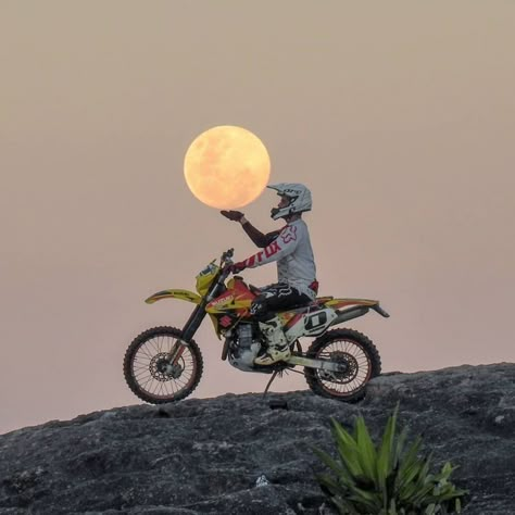 Moto Wallpapers, Bike Couple, Dirt Biking, Motocross Love, Cool Dirt Bikes, Image Moto, Motorcross Bike, Biker Photoshoot, Bike Aesthetic