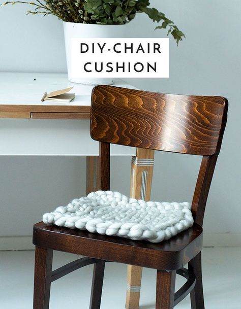 Do it yourself – Chair Cushion:  Quick and easy knitting project - Knitting with your hands has never been that easy! Let’s knit your own chair cushion.  All you need: scissors, yarn (https://www.amazon.com/Chunky-Merino-...) & your hands! Knit Chair Cover, Braided Chair Pads Diy, Crochet Chair Pad, Crochet Chair Cushion, Crochet Seat Cushion, Farmers Market Table, Diy Chair Cushions, Diy Chair Covers, Market Table