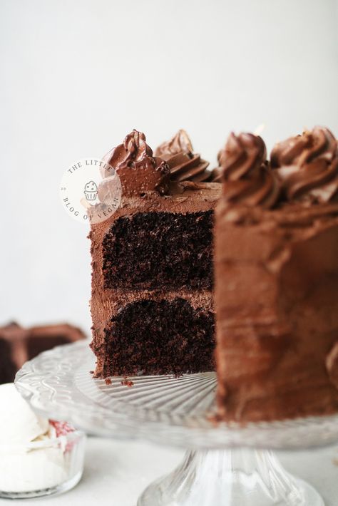 side view of vegan chocolate cake with fudge buttercream Vegan Chocolate Fudge, Vegan Condensed Milk, Chocolate Fudge Frosting, Gluten Free Chocolate Cake, Vegan Chocolate Cake, Vegan Dark Chocolate, Fudge Frosting, Vegan Cakes, Chocolate Fudge Cake