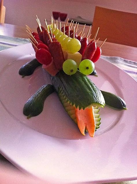 Vegetable Decoration, Fruit And Veggies, 5 Birthday, Decorações Com Comidas, Food Carving, Kids Party Food, Veggie Tray, Snacks Für Party, Summer Food