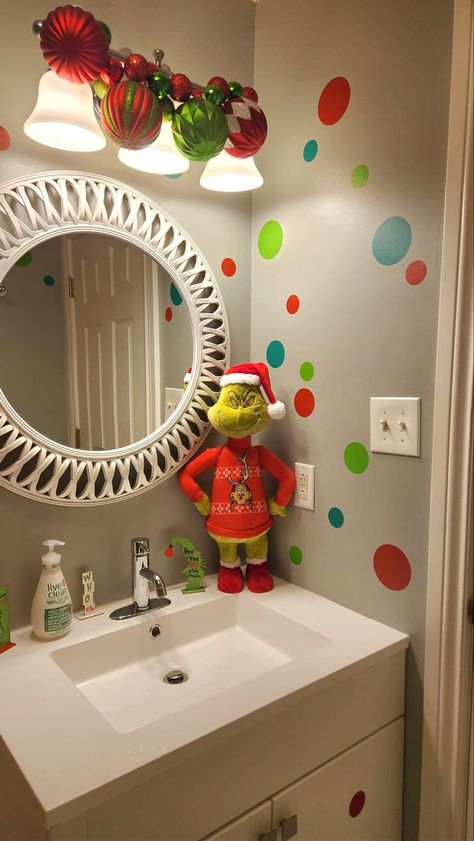 The Grinch Bathroom Decor, Grinch Theme Bathroom, Grinch Dining Room Decor, Grinch Themed Bedroom, The Grinch Christmas Theme, Grinch Bathroom Decor Diy, Grinch Bathroom Decor Ideas, Grinch Christmas Bedroom, Grinch Bathroom Ideas