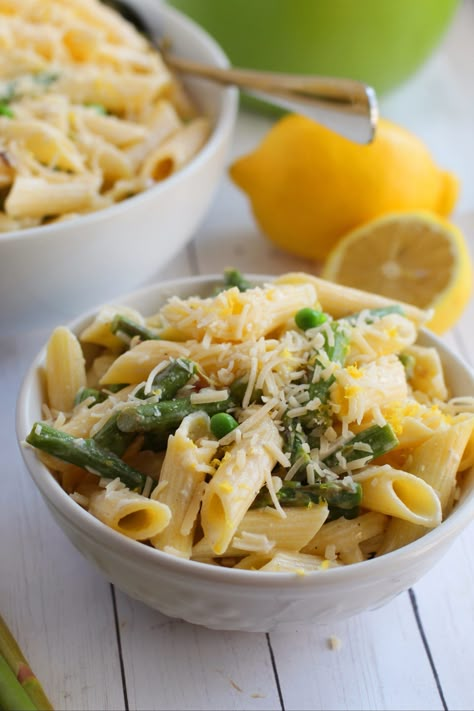 This Asparagus Lemon Pasta tastes gourmet, yet only takes 30 minutes to make. Your family will love this recipe for lemony asparagus pasta. Lemon Asparagus Chicken Pasta, Asparagus And Pea Pasta, Pea Asparagus Pasta, Lemony Asparagus Pasta, Lemon Ricotta Asparagus Pasta Salad, Asparagus Patch, Lemon Garlic Asparagus, Asparagus Pasta Recipes, Lemon Asparagus Pasta