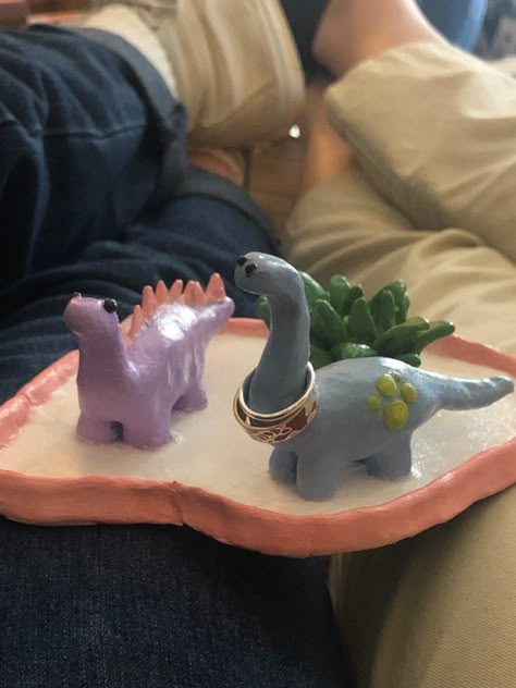 Functional Animal Ceramics, Clay Crafts Ring Holder, Air Dry Clay Dinosaur, Air Dry Clay Beginners, Dinosaur Ceramics, Air Dry Clay Ring Holder, Beginner Ceramics Projects, Clay Sculpture Ideas For Beginners, Dinosaur Ring Holder