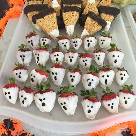 Strawberry Ghosts, Halloween Food Ideas For Kids, Halloween Sweet 16, Halloween Birthday Party Ideas, Halloween Shower Ideas, Food Ideas For Kids, Scary Halloween Food, Halloween First Birthday, Halloween Food Ideas