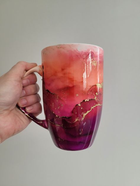 Red Alcohol Ink Tumbler, Ink Tumblers, Alcohol Ink Tiles, Alcohol Ink Glass, Crockery Design, Painted Pots Diy, Alcohol Ink Crafts, Keramik Design, Custom Tumbler Cups