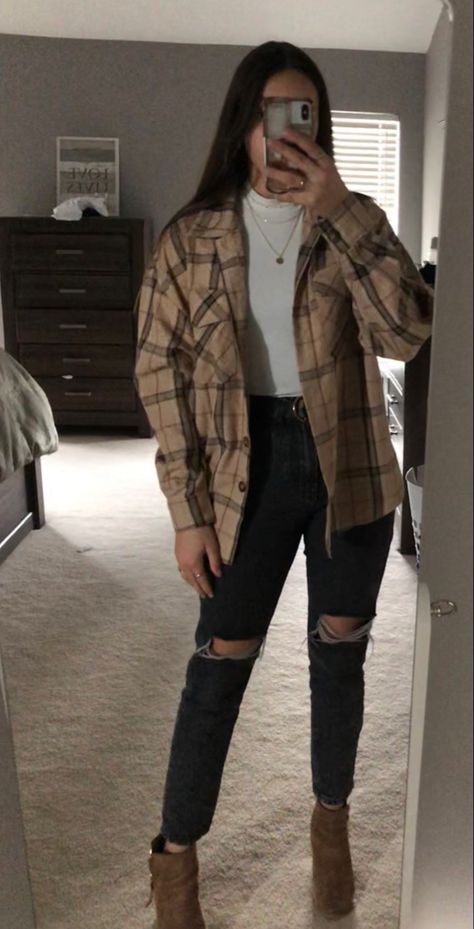 Light Brown Flannel Outfit, Flannel Concert Outfits, Flannel And Sweatpants Outfit, Gray Flannel Outfit, Melbourne Fits, Tan Flannel Outfit, Outfits With Flannels, Brown Flannel Outfit, Green Flannel Outfit