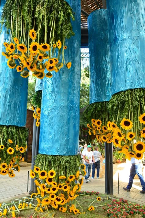 Medellin Flower Festival, Flower Festival Ideas, Spring Festival Ideas, Festival Display, Ambience Decor, Champagne Decor, Sunflower Festival, Wedding Ides, Flowers In Bloom