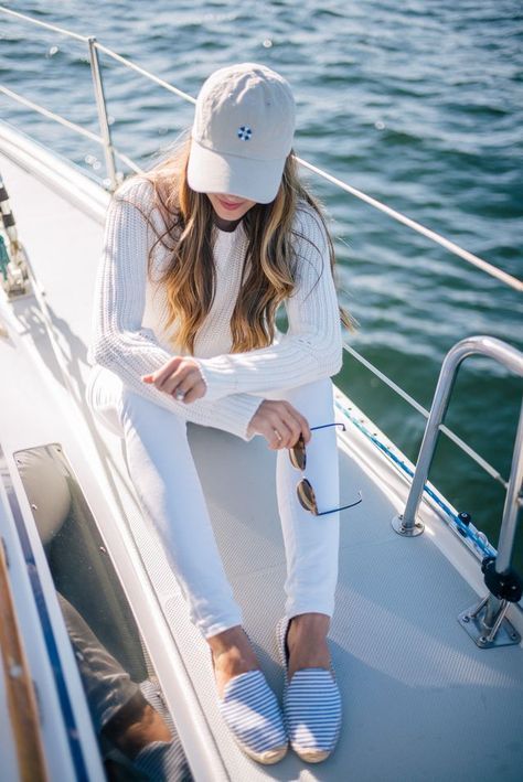 Adrette Outfits, Nautical Outfits, Julia Berolzheimer, Boating Outfit, Gal Meets Glam, Sailing Outfit, Nautical Fashion, Spring Wardrobe, White Pants