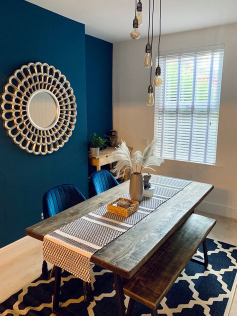 Blue dining room with rustic table Navy Blue Dining Room Ideas, Royal Blue Dining Room, Open Layout Living Room Dining Room, Navy Dining Room Walls, Blue Dining Room Ideas, Dining Room Design Blue, Navy Blue Dining Room, Teal Dining Room, Navy Dining Room