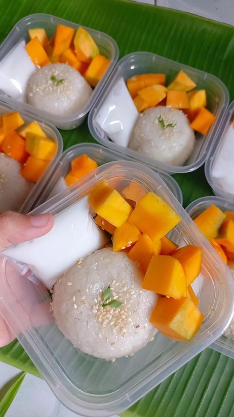 Mango Sticky Rice Aesthetic, Mangga Ketan, Sticky Rice Bowl, Sticky Mango Rice, Mango Sticky Rice Recipe, Mango Rice, Japenese Food, Cambodian Food, Mango Sticky Rice