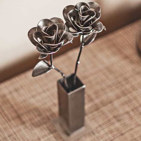 Two Metal Roses and Vase Recycled Metal Roses With Vase - Etsy Cool Welding Projects, Metal Welding Art, Scrap Recycling, Metal Roses, Welding Crafts, Welding Process, Welding Art Projects, Diy Welding, Arc Welding