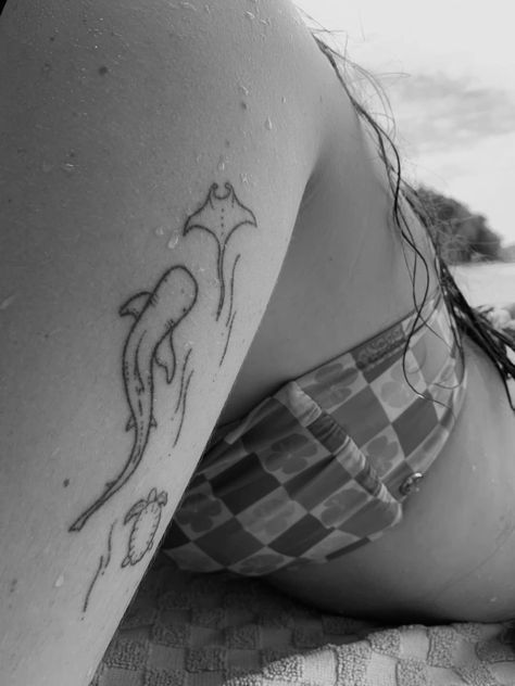 Back Tats Small, Tattoo Ideas Wrap Around Arm, Cute Beach Tattoo Ideas, Big Stingray Tattoo, Correlating Tattoos Friends, Simple Upper Arm Tattoos For Women, Matching Ocean Tattoos, Upper Arm Tattoo Women, Aquarium Tattoo