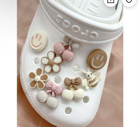 White Crocs With Charms, Beige Crocs, Crocs Pins, Aesthetic Crocs, Crocs With Jibbitz, Beige Shoe, Crocs With Charms, Croc Accessories, White Crocs