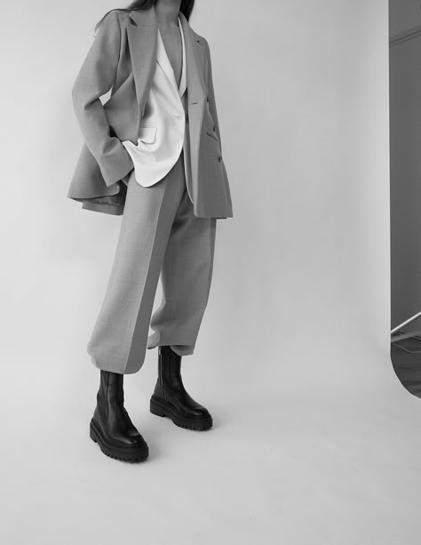 The Oversized Suit | MODEDAMOUR Oversized Suit Women, Black Suits For Women, Suit With Boots, Women Menswear, Oversize Suit, Oversized Suit, Gray Outfit, Oversized Fashion, Gray Fashion