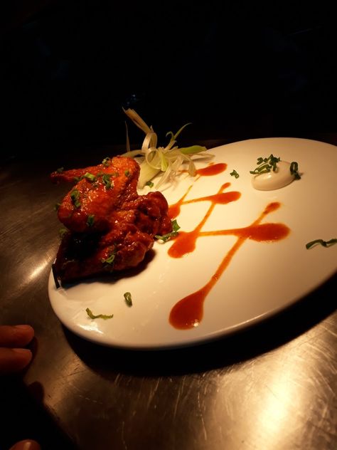 Chicken Presentation Ideas, Fried Chicken Fine Dining Plating, Chicken Wing Plating, Chicken Wings Plating Ideas, Chicken Wing Plating Presentation, Chicken Plating Presentation, Chicken Wings Plating, Chicken Fine Dining Plating, Chicken Plating Ideas