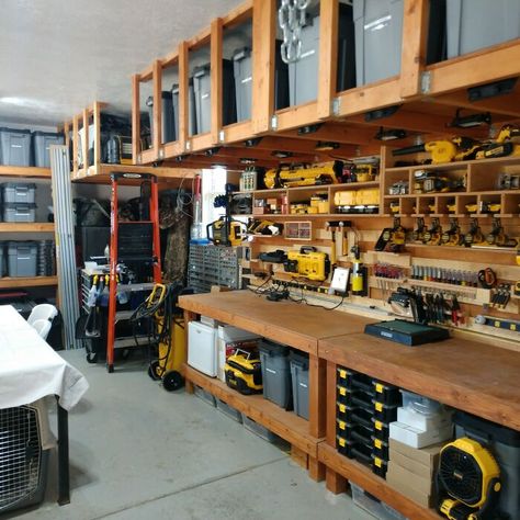 Officine In Garage, Garage Workshop Layout, Garage Workbench Plans, Garage Storage Inspiration, Garage Workshop Plans, Plan Garage, Garage Workshop Organization, Garage Atelier, Workshop Layout