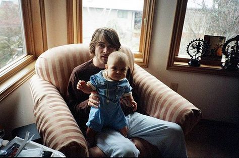 Kurt Cobain with his daughter Frances Bean Cobain in Seattle, WA, US. March 1993 Classic Rock Artists, Kurt Cobain Photos, Kurt And Courtney, Frances Bean Cobain, Donald Cobain, Krist Novoselić, Nirvana Kurt Cobain, Nirvana Kurt, Gothic Emo