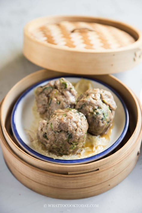 These Cantonese-style steamed beef meatballs are not your typical meatballs. It has a tender yet bouncy QQ texture that people truly enjoy. Now you can make these authentic popular dim sum beef meatballs at home. Steamed Meatballs, Beef Balls Recipe, Chinese Meatballs, Chinese Lunch, Beef Ball, Steamed Meat, Dim Sum Recipes, Homemade Chinese, Homemade Chinese Food