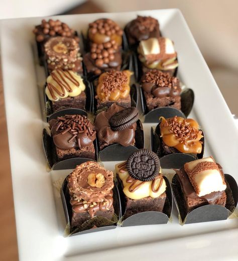 Mini Brownies ❤️ | Instagram Decorated Brownies, Mini Brownie Bites, Brownie Packaging, Bake Sale Packaging, Mini Brownies, Brownie Cups, Baking Packaging, Dessert Packaging, Brownie Toppings