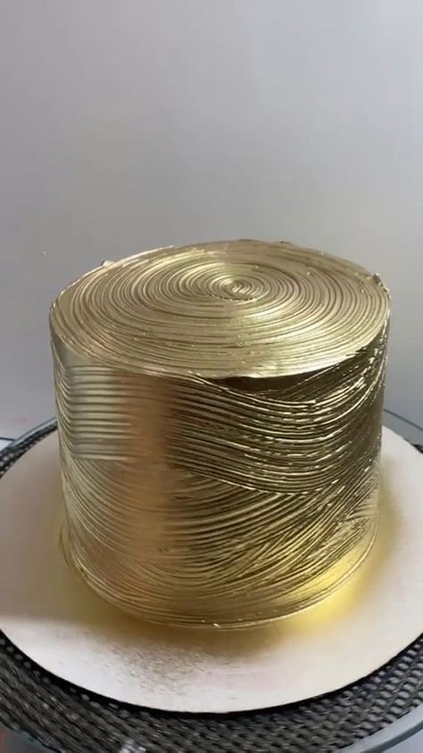 Cake Golden Birthday, Golden Hour Birthday Party, Golden 18th Birthday Ideas, Golden Cake Ideas, Sweet 19 Birthday, Golden Party Aesthetic, Gold Bday Cake, Brown Cake Ideas, Golden Birthday Aesthetic