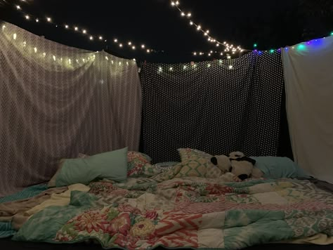 Tent Fort Sleepover, Aesthetic Trampoline Sleepover Ideas, Noc Na Trampoline, Trampoline Fort Ideas, Trampoline Sleepover Aesthetic, Tramp Sleepover, Bed Fort Ideas, Tent Trampoline, Trampoline Sleepovers