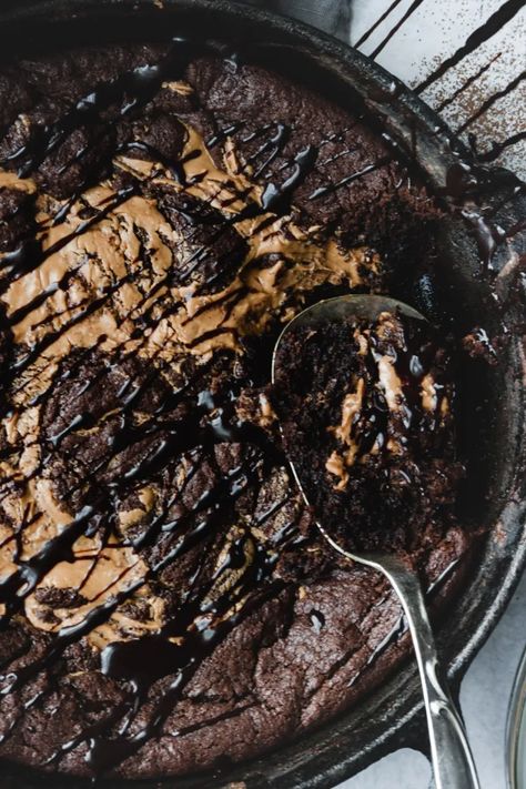 Brownie Cookie Skillet, Peanut Butter Skillet Cookie, Skillet Cookie Recipe, Skillet Desserts, Skillet Brownie, Peanut Butter Cup Cookies, Skillet Cookie, Chocolate Peanut Butter Cookies, Baking Recipe