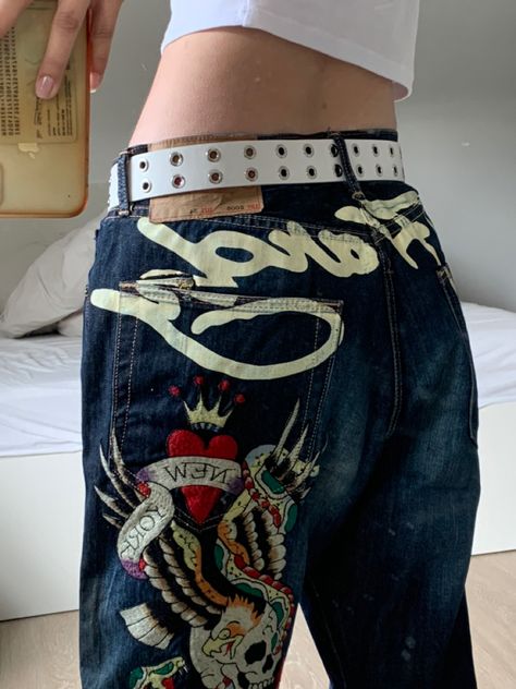 Graphic Jeans Aesthetic, Streetwear Christmas Outfits, Graphic Jeans Y2k, 3 Quarter Pants Outfits, Quarter Pants Outfits, Y2k Quince, Royale High Y2k, Ed Hardy Aesthetic, Quince Outfits