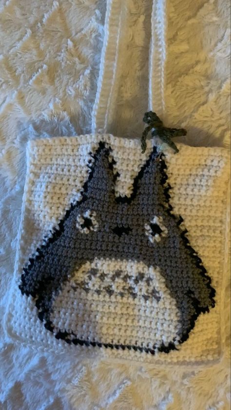 crochet totoro tote bag Totoro Outfit Ideas, Totoro Pattern Crochet, Crochet Bag Animal, Totoro Tapestry Crochet, Crotchet Patterns Projects Free Clothes, Crochet Tapestry Tote Bag, Crochet Totoro Bag, Totoro Crochet Pattern Free, Totoro Crochet Pattern