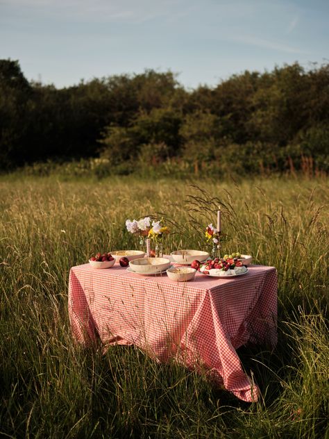 Cottagecore Ideas, Cottagecore House, Cottagecore Home Decor, China Image, Cottagecore Home, Farmhouse Kitchen Tables, English Country Style, Outdoor Candles, Mesa Exterior