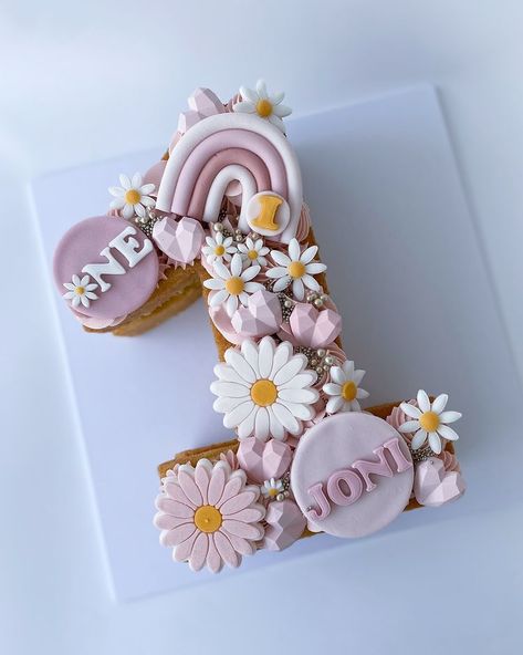 Six Months Cake, Daisy Cake Ideas, Number 1 Cake Design, Birthday Daisy Theme, Number Cake 1, Daisy Themed Cake, Cake Number One, Themed Number Cake, Cake Daisy