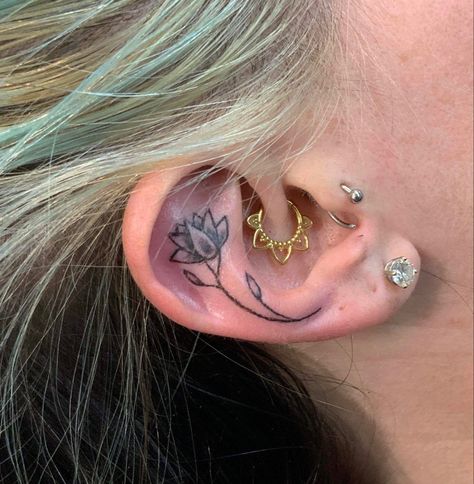 Cartilage Ear Tattoo, Tattoo On Ear Cartilage, Ear Cartilage Tattoo, Flower Ear Tattoo, Cartilage Tattoo, Bug Tattoo, Flower Ear, Anime Tattoos, Body Mods