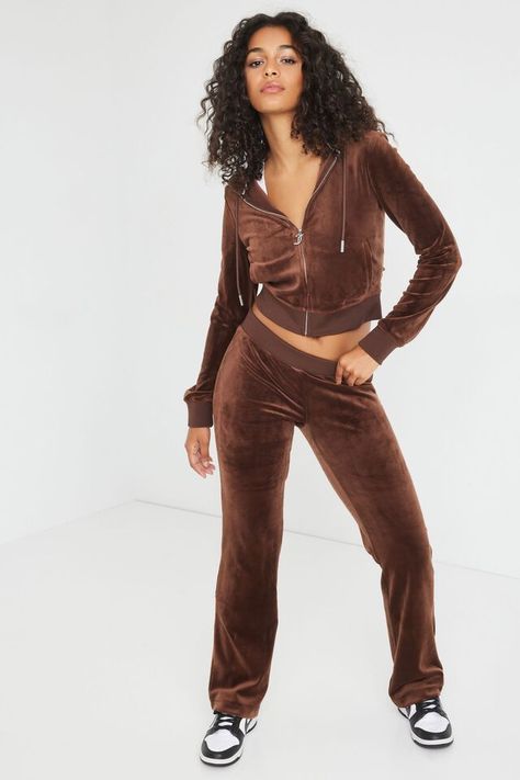 Juicy Couture Track Suit Outfits, Velour Tracksuit 2000s, Velour Pants Outfit, Velvet Pants Outfit, Tracksuit Outfit Women, Track Suit Outfit, Brown Tracksuit, Juicy Couture Track Suit, Juicy Tracksuit