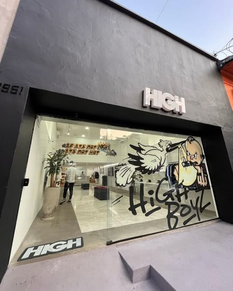 Stussy Store Interior, Urban Store Design, Street Wear Store Interior Design, Skate Shop Interior, Pop Up Shop Aesthetic, Designer Store Aesthetic, Fashion Store Aesthetic, Photo Studio Aesthetic, Modern Clothing Store