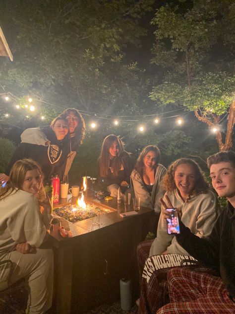 Outdoor Party Aesthetic Night, Outdoor Party Aesthetic, Backyard Party Aesthetic, Summer House Party, Summer Party Aesthetic, Summer Backyard Party, Party Culture, Outside Party, Summer Bonfire