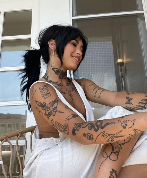 Lots Of Tattoos, Tattoo Placement Arm, Chicas Punk Rock, Woman With Tattoos, Bone Tattoos, Tattoed Women, Collar Bone Tattoo, Aesthetic Tattoo, Elegant Tattoos